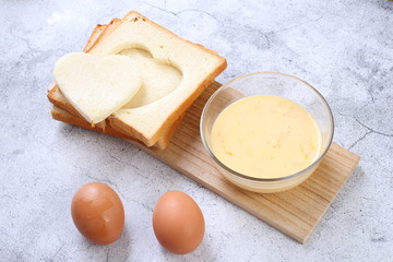 早餐爱心鸡蛋面包