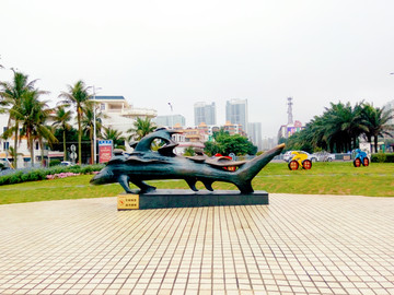 海边雕塑风景