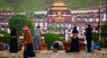 扎什伦布寺藏族跪拜磕长头