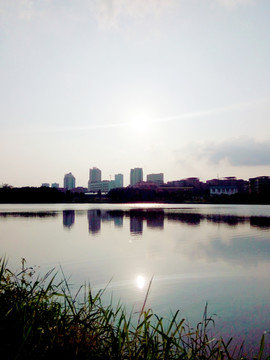 河畔暮色风景