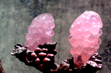 粉晶葡萄雕件