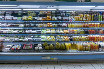 超市冷藏区内景