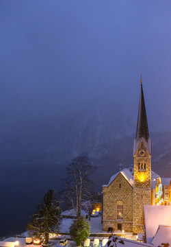 奥地利哈尔施塔特教堂冬夜