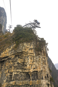 险峻山峰上的天门山索道