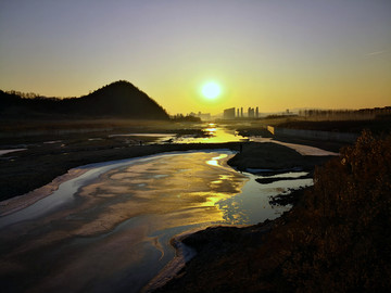 夕阳下的河道