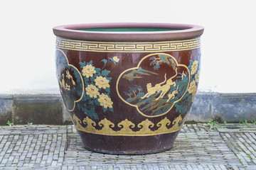 花纹陶瓷水缸