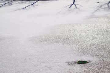 冰雪覆盖后的湖面