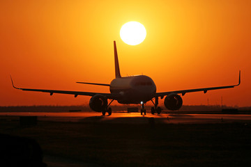 夕阳下飞机滑行