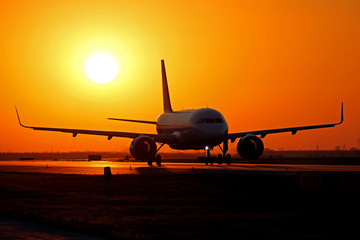 夕陽中滑行的飛機