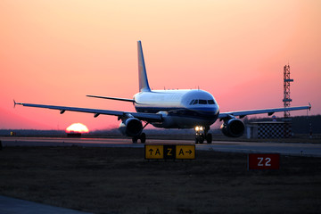夕阳中滑行的飞机