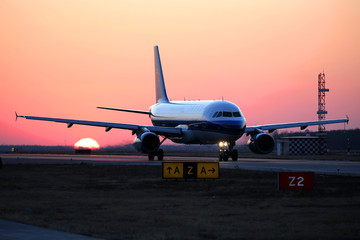 夕陽中滑行的飛機
