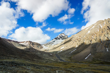 蓝天白云下的高原神山