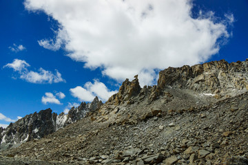 蓝天高原山峰