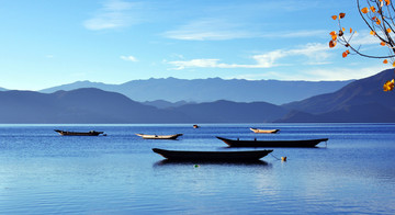 平静湖面