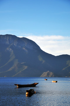 平静湖面