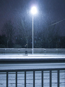 雨雪路灯