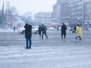 雪天道路行人