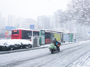 雪后公交站台