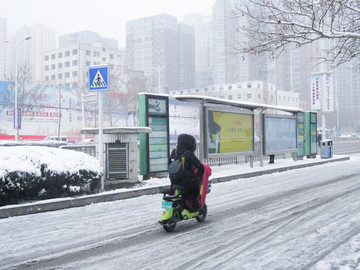 雪后公交站台