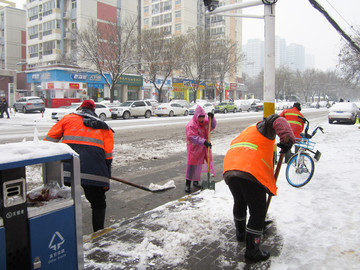 环卫工人清雪