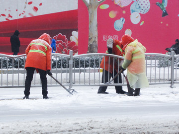 环卫工人清雪