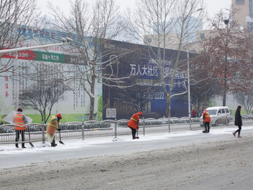 环卫工人清雪