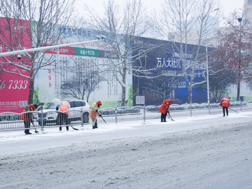 环卫工人清雪