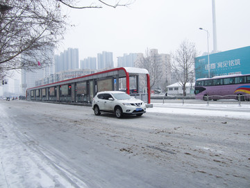 雪后公交站台