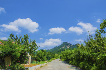 千山古道关山峰与蓝天白云