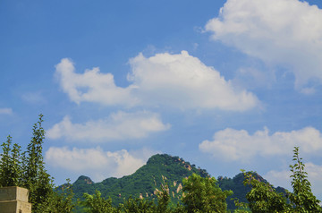 千山古道关山峰与片片彩云