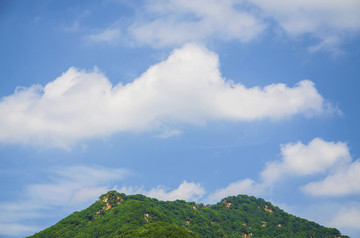 千山古道关天空片片彩云