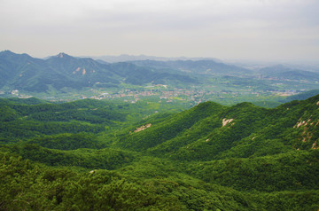 千山唐代古城俯视连绵群山居民区