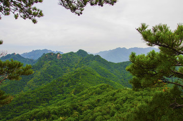 唐代古城观千山群山峰与满天白云