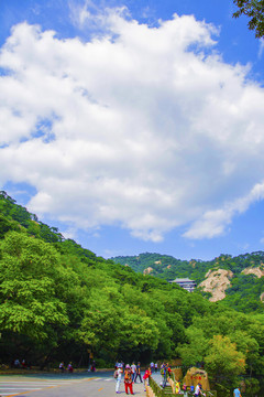 千山龙泉寺华藏世界与山峰公路