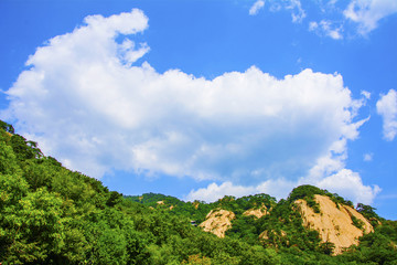 千山云潭龙泉寺群山峰与蓝天彩云