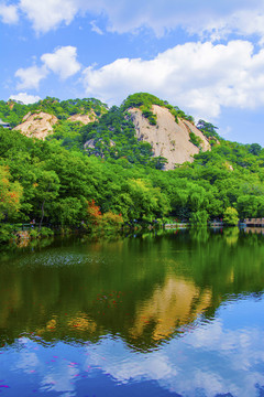 千山云潭潭水与树木山峰水影