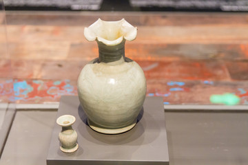 南海博物馆青白釉刻花纹花口瓶