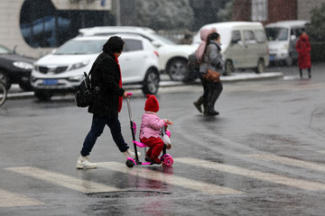 雪中老人和孩童