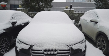 积雪下的汽车