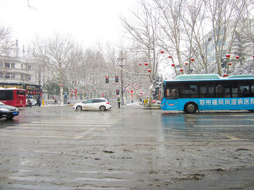 雪后泥泞道路