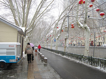 冬天下雪城市道路