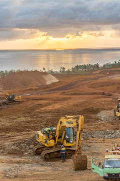 挖掘机在海边的矿山