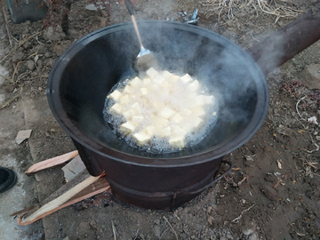 油锅炸豆腐