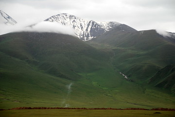 新疆巴音布鲁克草原雪山