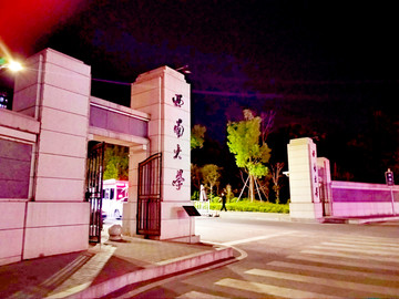 大学校门夜色