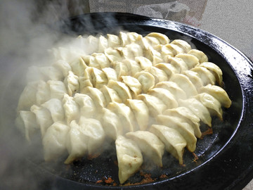 热气腾腾的煎饺