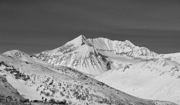 雪山黑白摄影