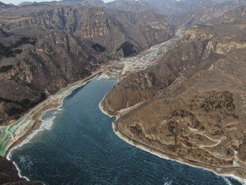 航拍高山湖泊