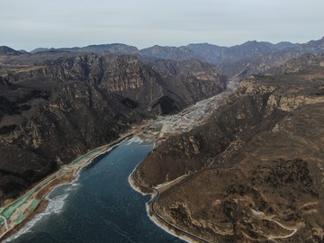 航拍高山湖泊