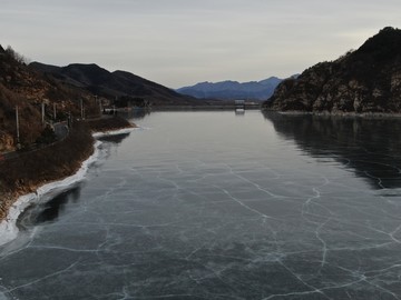 航拍水库冰面